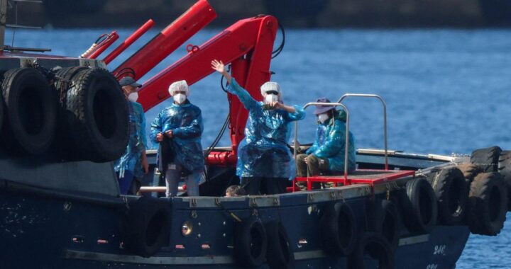 En imágenes: la evacuación de los pasajeros del crucero afectado por el hantavirus en España