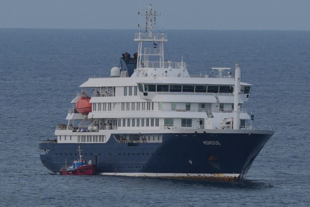 Imagen de un crucero en el mar con banderas de alerta sanitaria