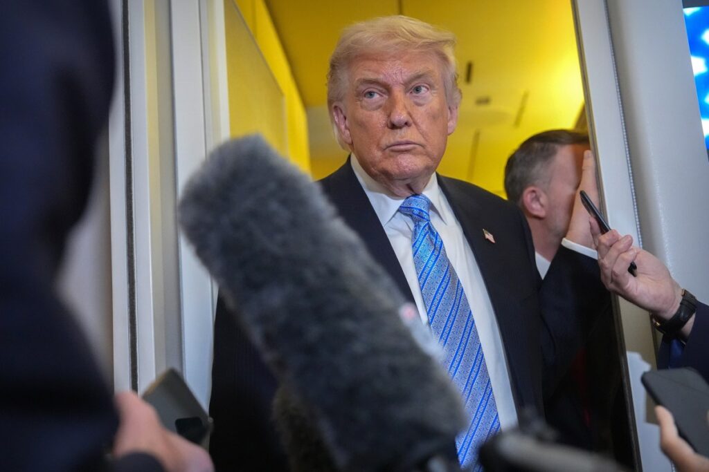 El presidente Trump hablando sobre la situación con Irán en una rueda de prensa