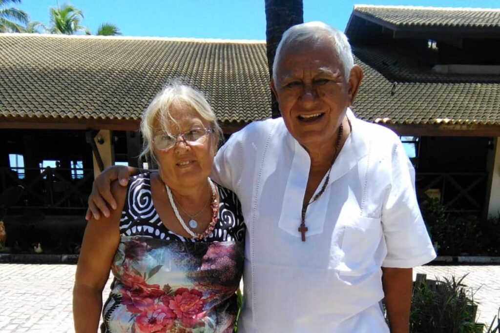 Una pareja de aventureros sonriendo y disfrutando de un paisaje natural