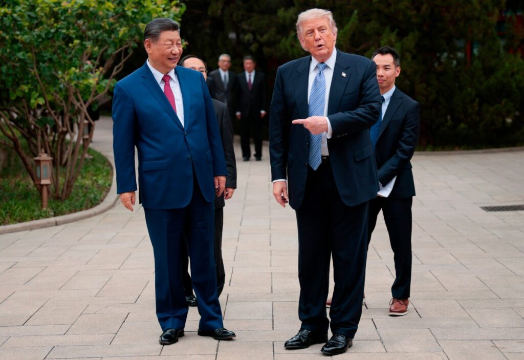 Xi Jinping y Donald Trump en una reunión oficial, con banderas de China y Estados Unidos detrás