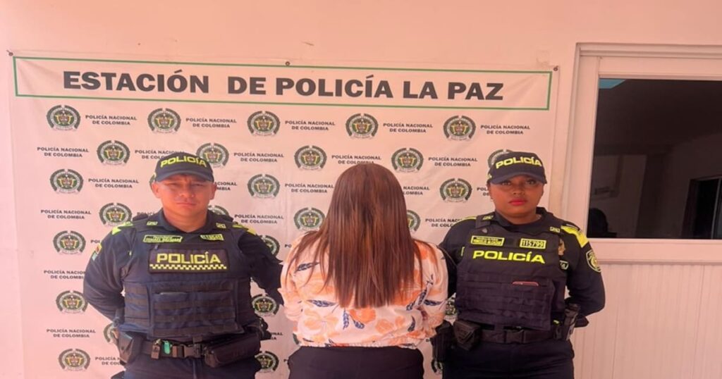 Mujer con zapatos sospechosos en una imagen de una estación de Policía