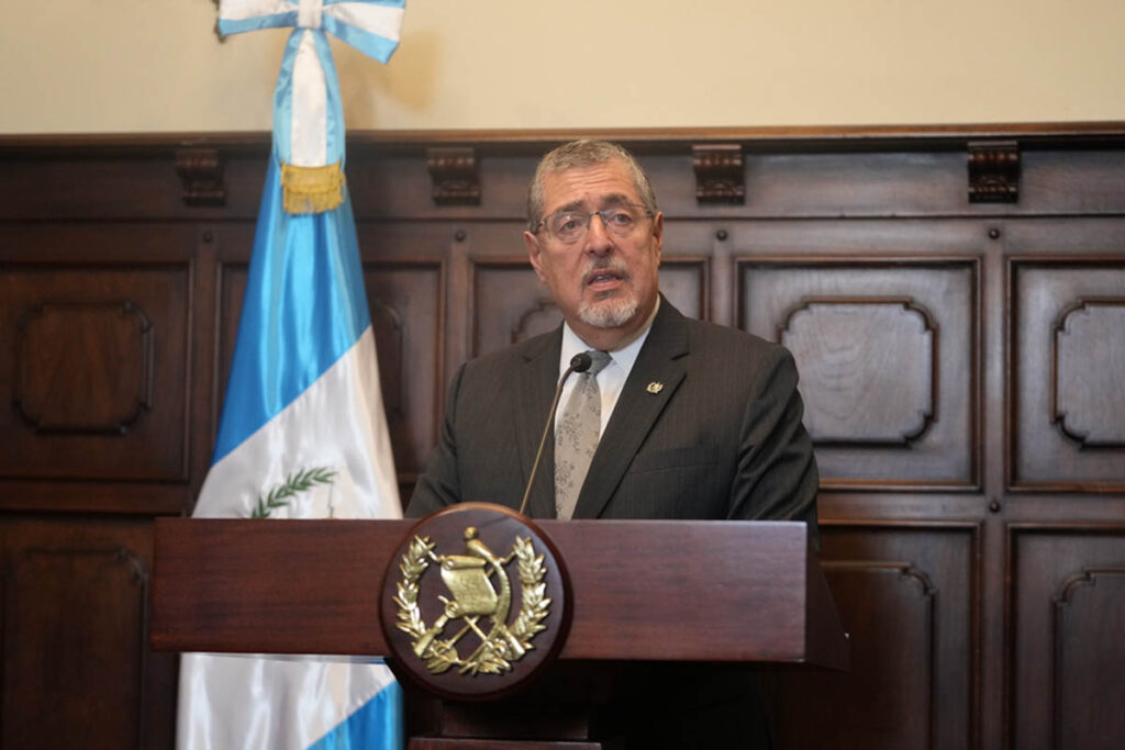 El presidente de Guatemala, Bernardo Arévalo, en una rueda de prensa desmintiendo el acuerdo con EE.UU.