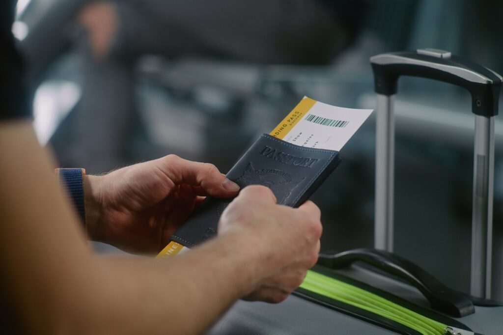 Imagen de una persona mirando un vuelo en una pantalla con un gráfico de precios aumentando en el fondo