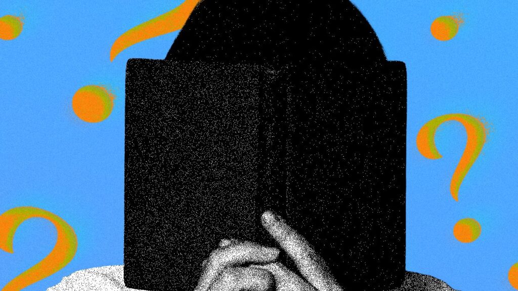 Un escritor sostiene un libro en una imagen de 'The Serpent in the Grove'