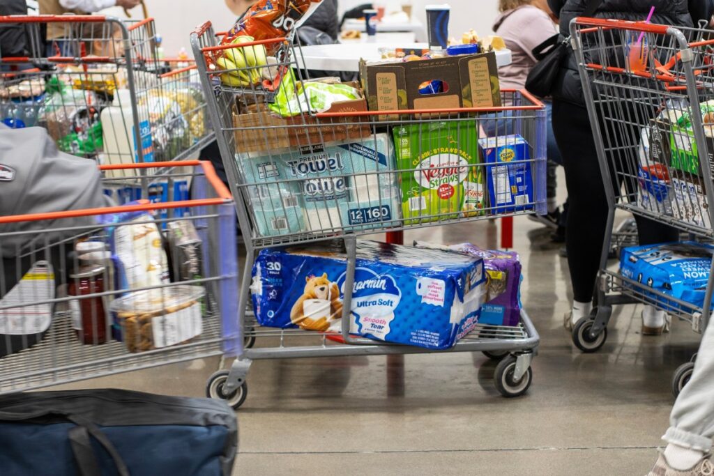 Persona evaluando opciones de membresía en Costco o Sam's Club para ahorrar dinero
