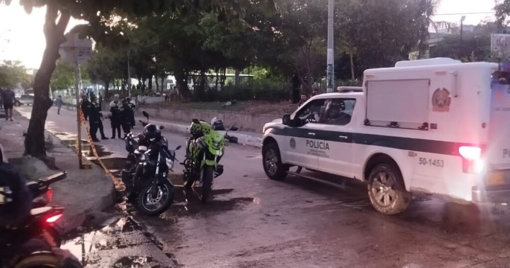 Imagen de una calle de Cartagena con policías y ambulancias en el lugar de un crimen