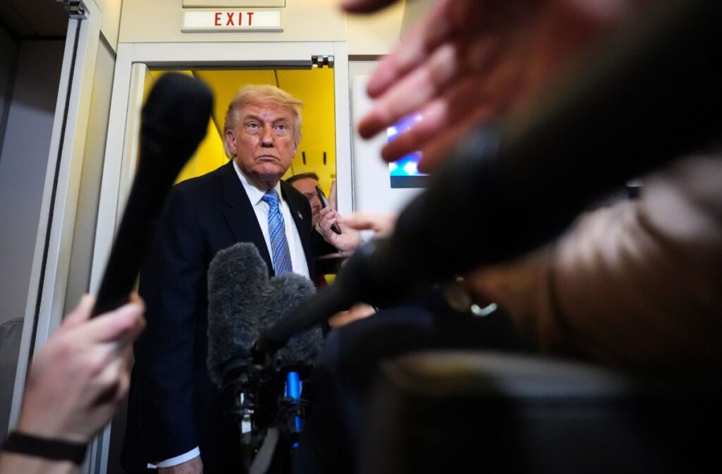 El presidente Donald Trump hablando en una conferencia de prensa sobre las negociaciones con Irán