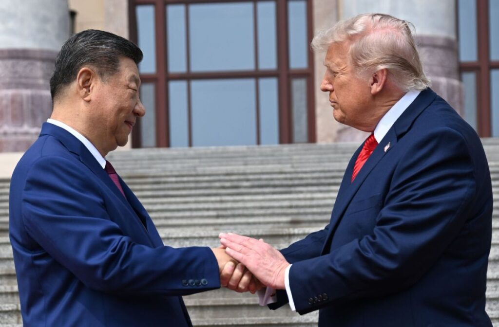 Donald Trump sonriendo en una reunión con Xi Jinping en Pekín