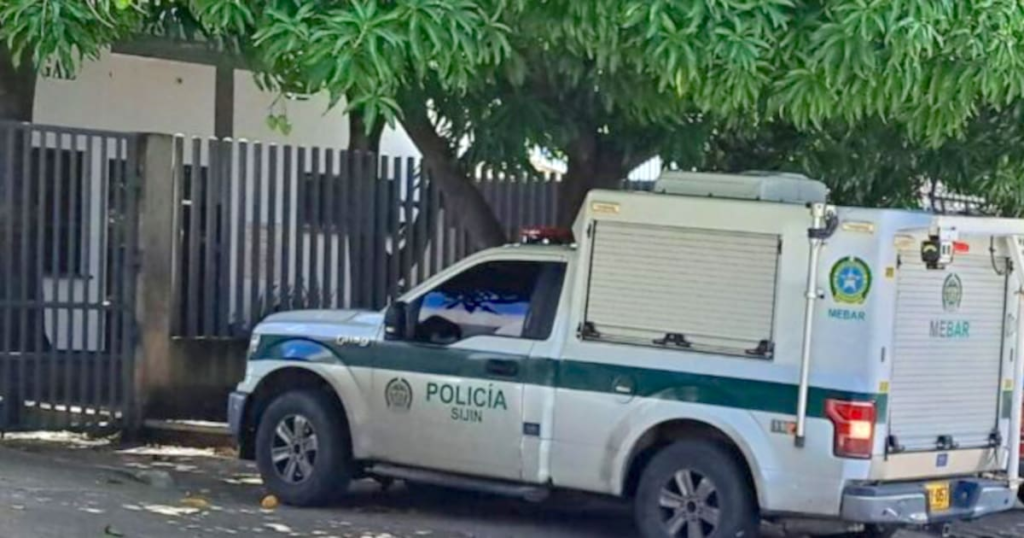 Imagen de un restaurante con policías y ambulancias en el exterior, investigando un tiroteo