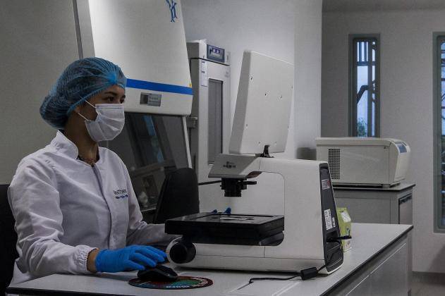 Un profesional de la salud en un área afectada por el cólera, con equipo de protección.