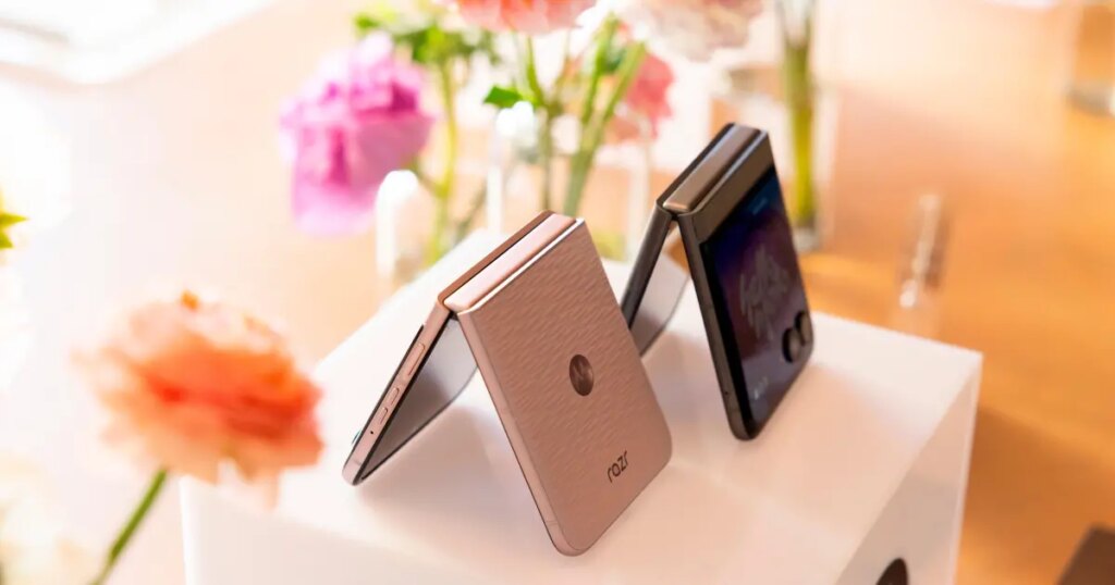 Imagen de un teléfono plegable de Motorola en un bolsillo