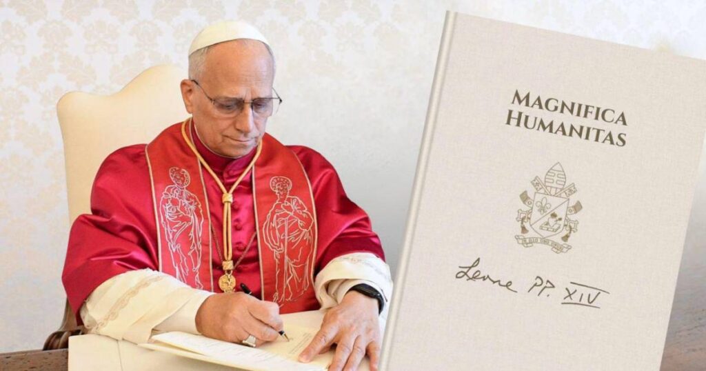 El papa León XIV sonriendo mientras sostiene un documento, con un fondo que simboliza la unión de la tecnología y la humanidad