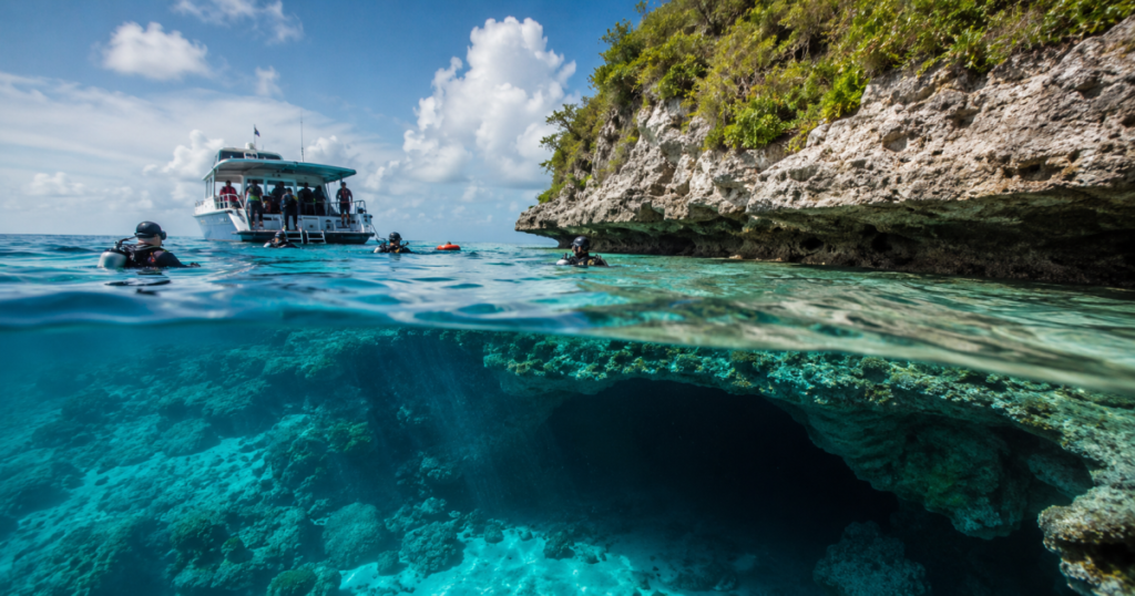Imagen de una cueva submarina en Maldivas con un barco de buceo en la superficie