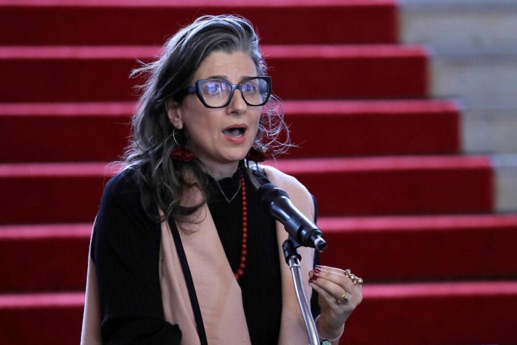 Imagen de Francesca Albanese en una reunión de la ONU, con una expresión de determinación