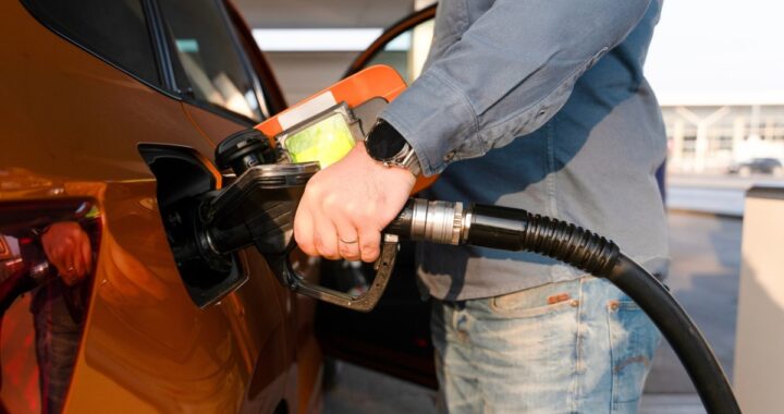 En 10 estados la gasolina ya supera $5 por galón y muchos conductores cambian hábitos para ahorrar