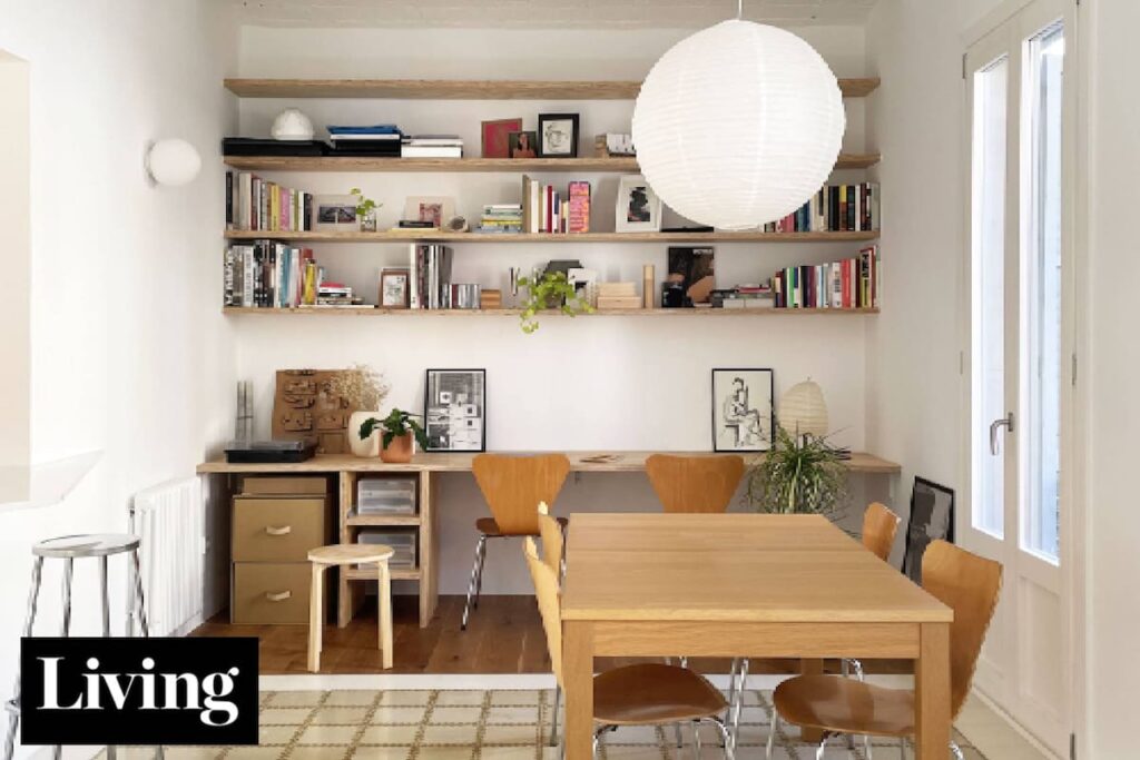 Imagen de un departamento reformado en Barcelona con pisos de madera y paredes blancas