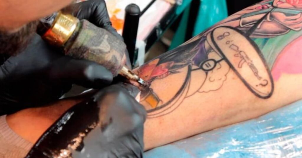 Imagen de una persona en Expotatuaje de Medellín con un tatuaje en proceso
