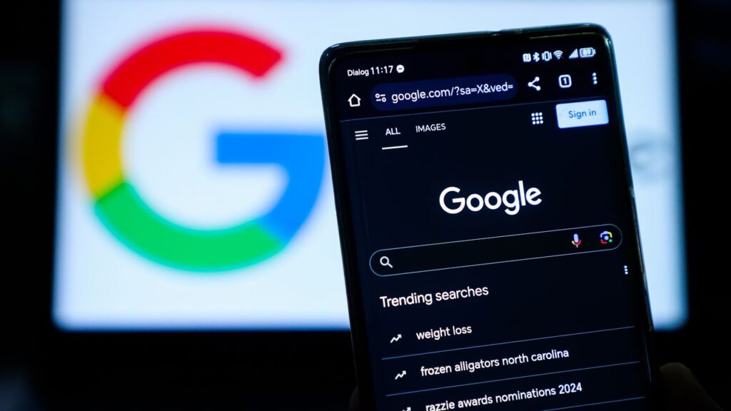 Imagen de un usuario interactuando con la búsqueda de Google mediante agentes de IA
