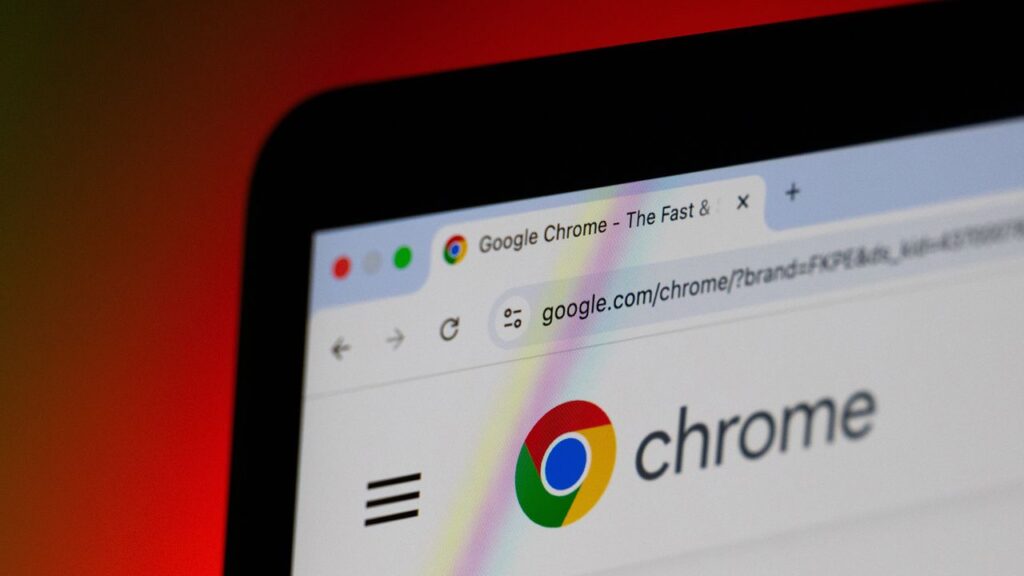 Persona usando Chrome en una computadora con una ventana emergente que muestra cómo desactivar Gemini Nano