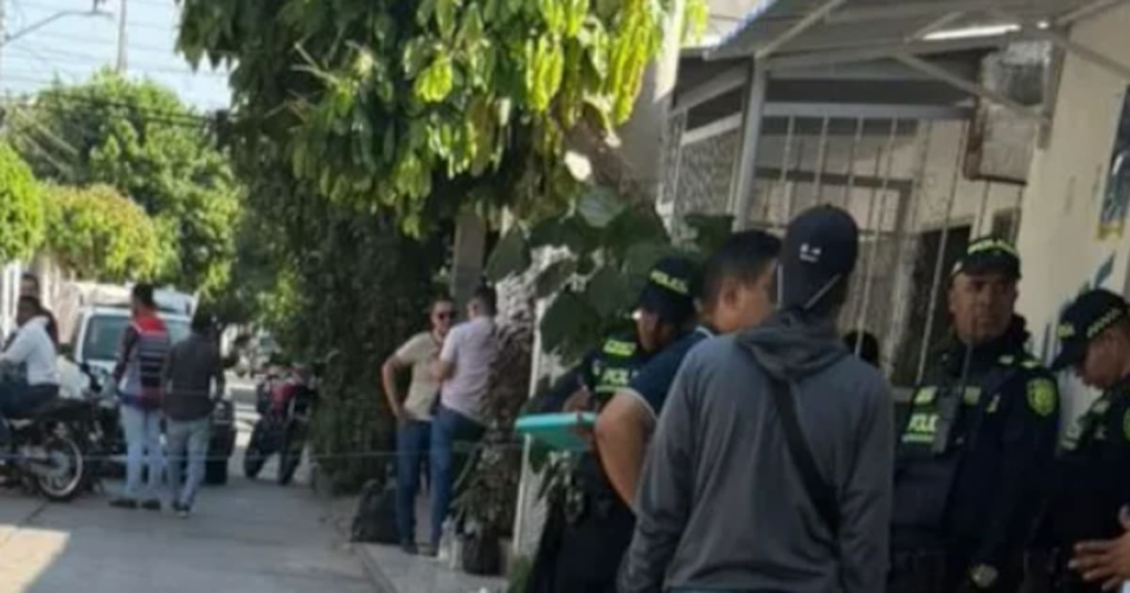 Imagen de un tendero en su lugar de trabajo, con un ambiente de tristeza y conmoción