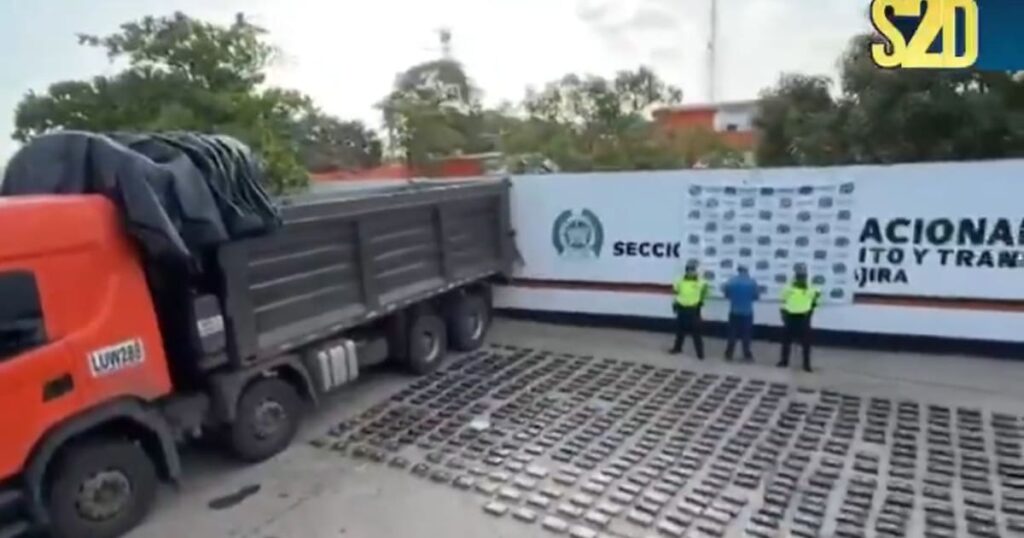 Un tractocamión con sofisticada caleta hidráulica de doble piso
