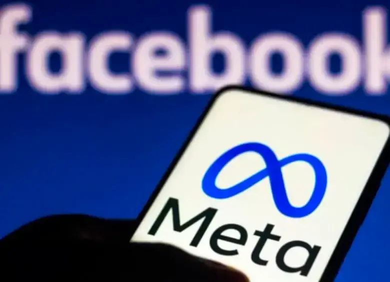 Imagen de una persona usando Facebook, Instagram y WhatsApp en su teléfono con una suscripción Plus