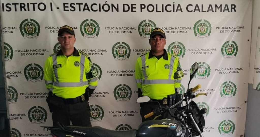 Policías revisan una motocicleta Bajaj Boxer en un control de carretera