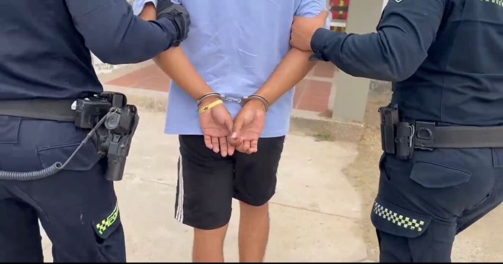 Imagen de un conductor siendo detenido por policías en una carretera