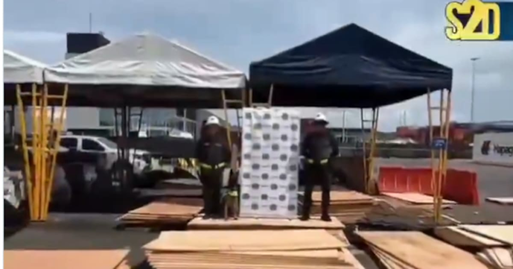 Imagen de una lámina de tríplex con cocaína incautada en Cartagena