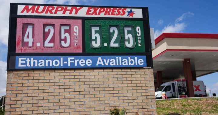 La gasolina a $4.50 ya complica el bolsillo de millones que manejan al trabajo