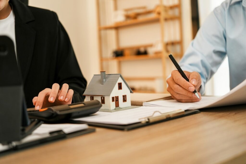 Una pareja evalúa opciones de casas para comprar con tasas hipotecarias altas