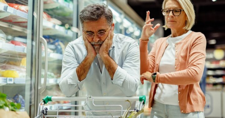 Los estadounidenses están más preocupados por su dinero mientras la confianza del consumidor sigue en mínimos históricos
