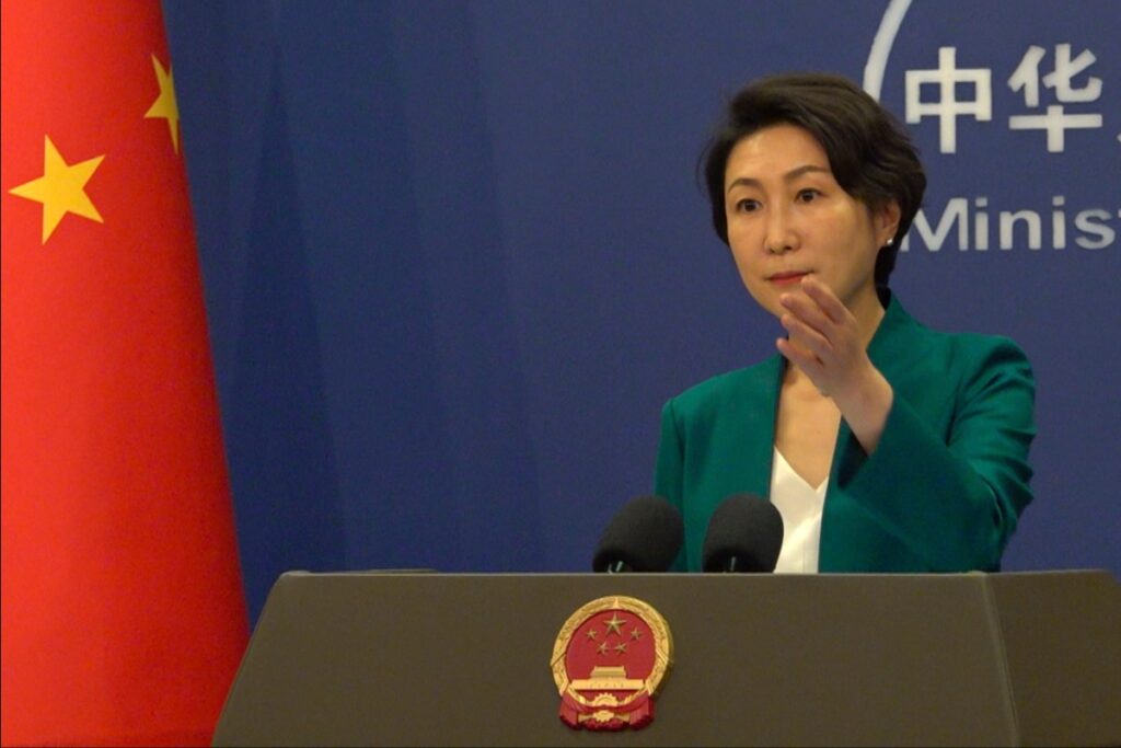 La portavoz de la Cancillería china, Mao Ning, hablando en rueda de prensa