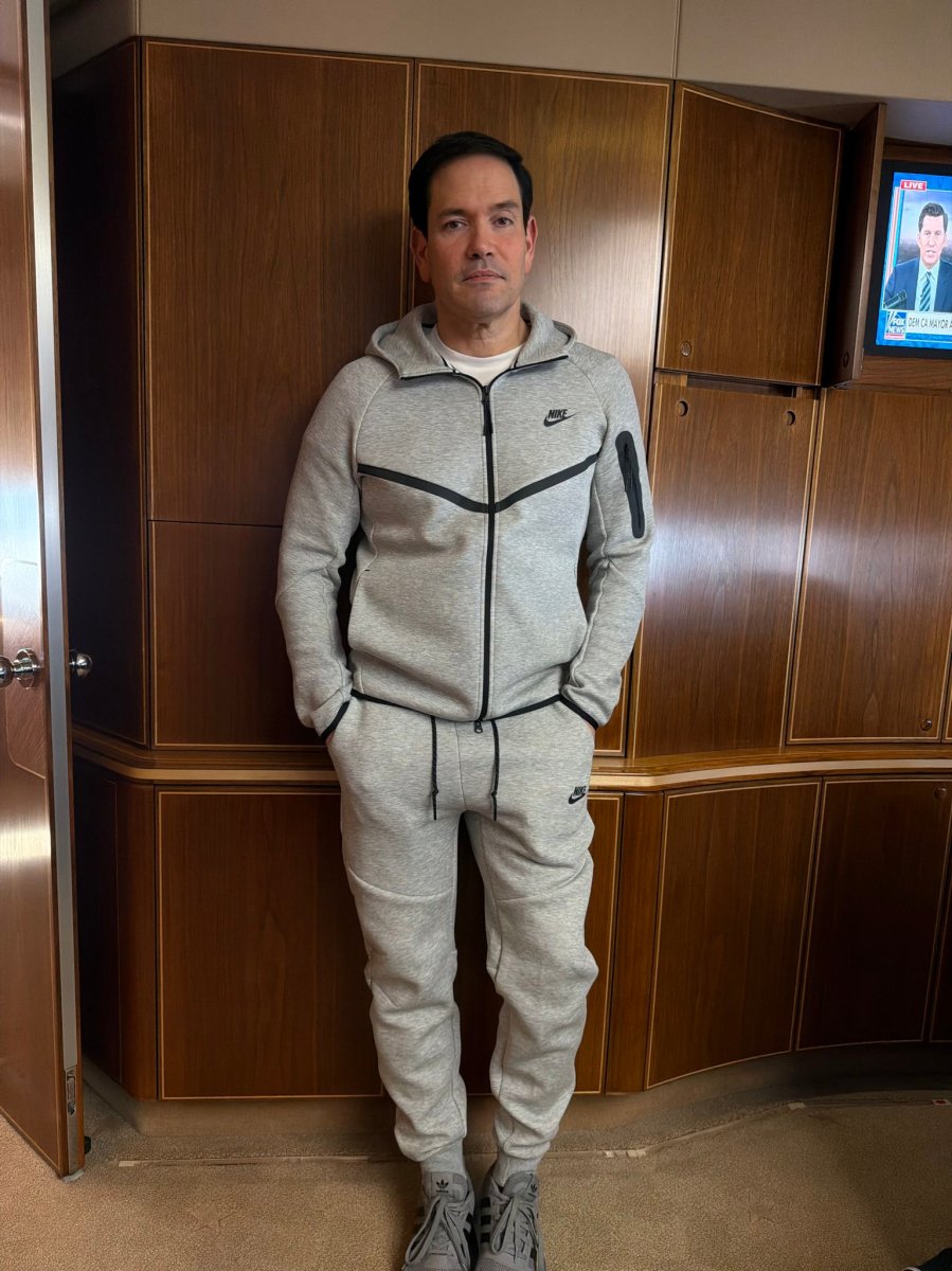 Marco Rubio sonriendo a bordo del Air Force One con una sudadera gris similar a la de Maduro en su captura