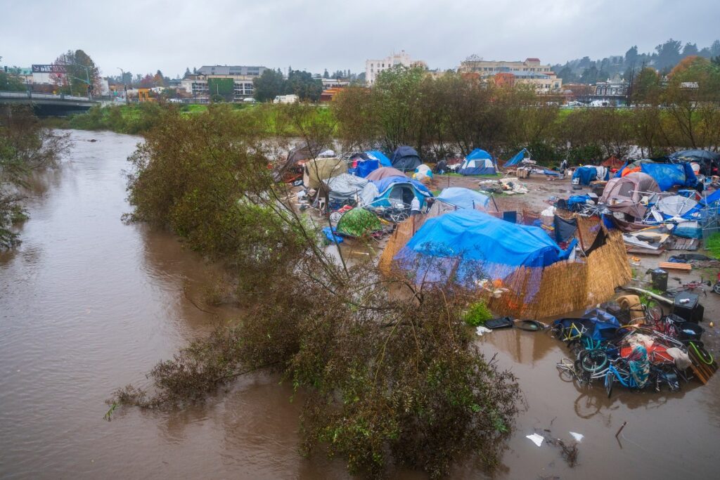 Personas sin hogar en una ciudad, enfatizando la necesidad de viviendas dignas y seguras.