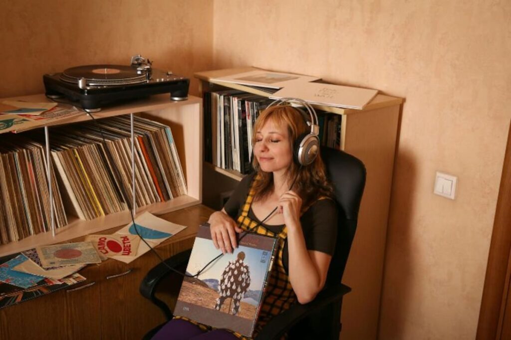 Una persona escuchando música con una expresión emotiva, recordando momentos del pasado