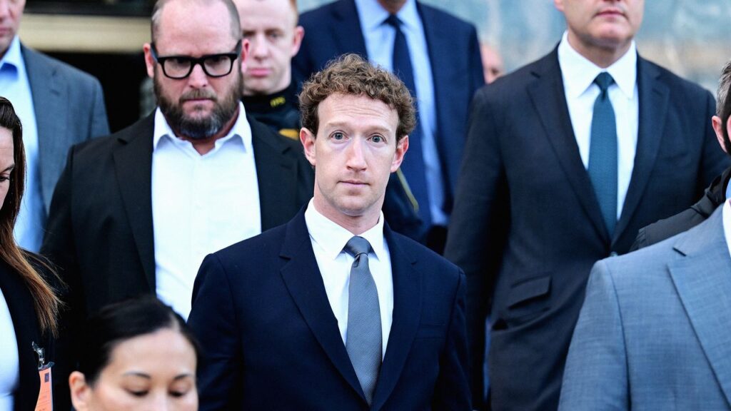 Imagen de una persona frente a una pantalla de computadora con una expresión de estrés y miedo, rodeada de elementos que simbolizan la inteligencia artificial y los despidos en Meta