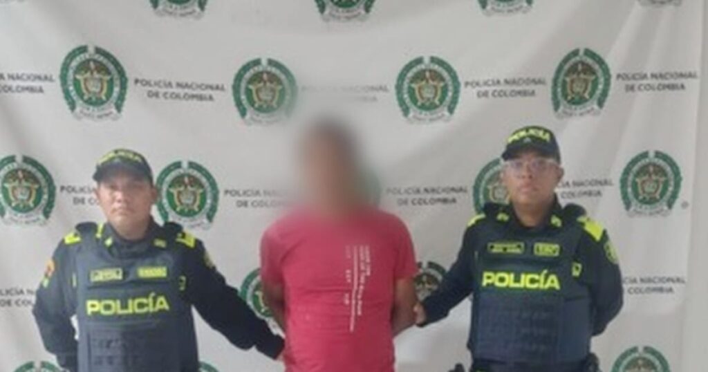 Imagen de una familia con una nota de alerta por violencia doméstica en Bolívar
