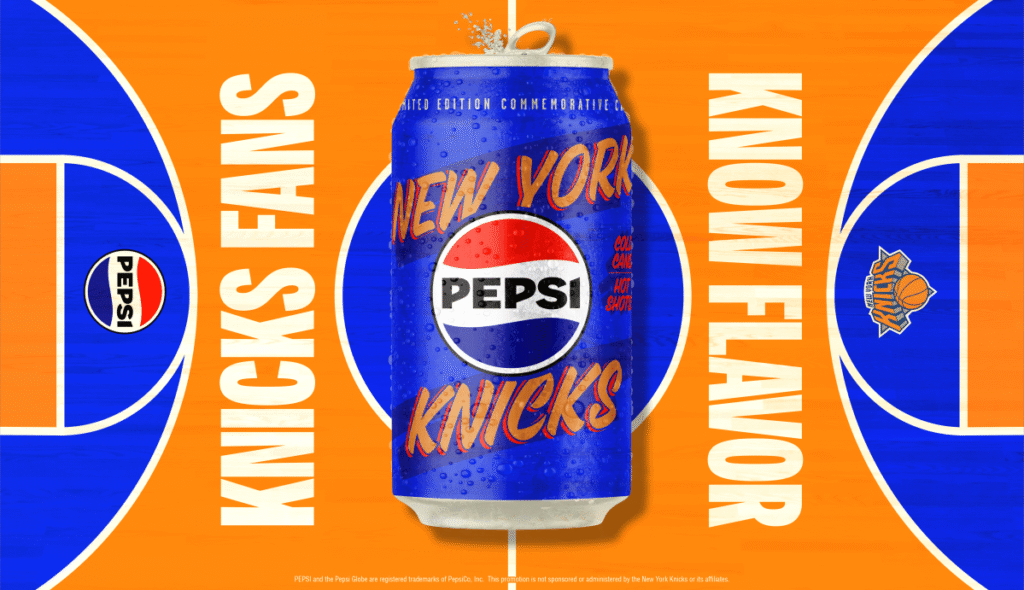Persona sosteniendo una lata de Pepsi x NY Knicks en una pizzería de Nueva York