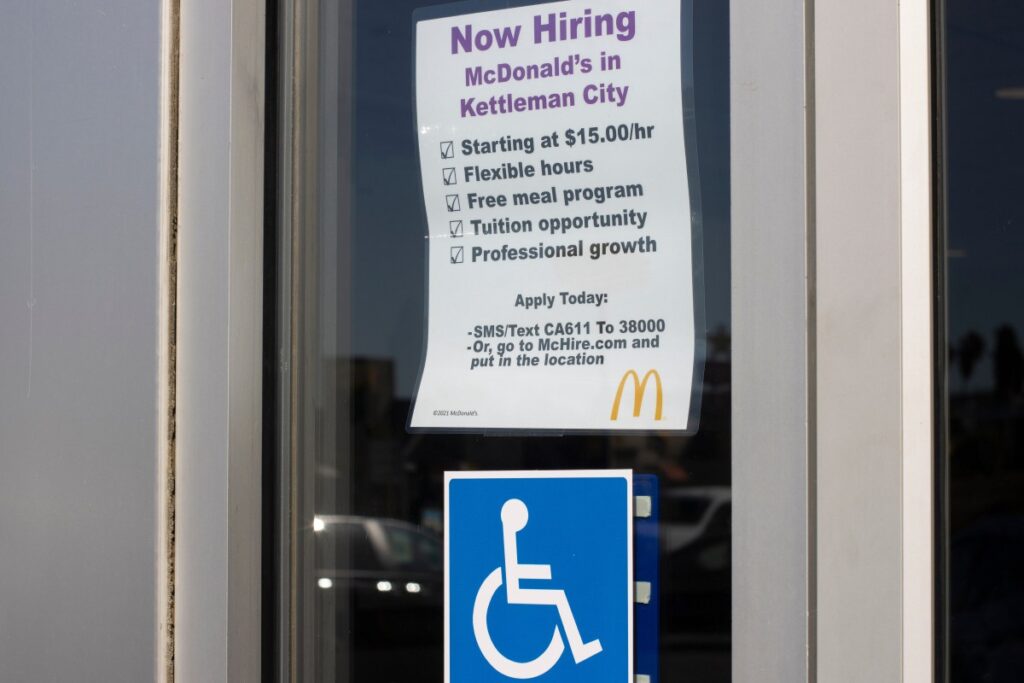 Una persona entregando un cheque en un restaurante McDonald's
