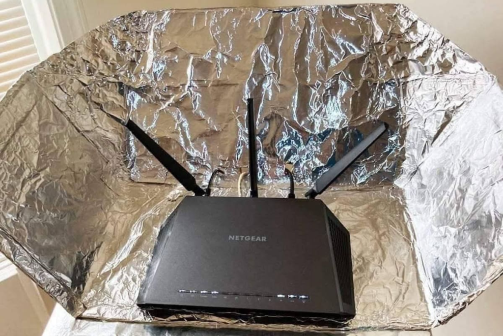 Un rollo de papel aluminio cerca de un módem de Wi-Fi