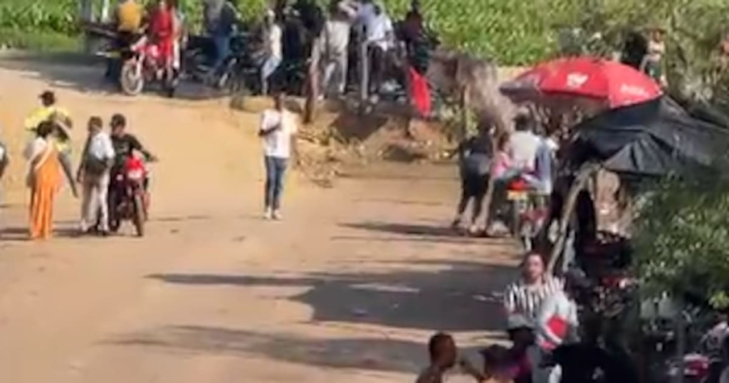 Imagen de una corraleja de toros en un evento festivo con gente en el fondo y policías en primer plano