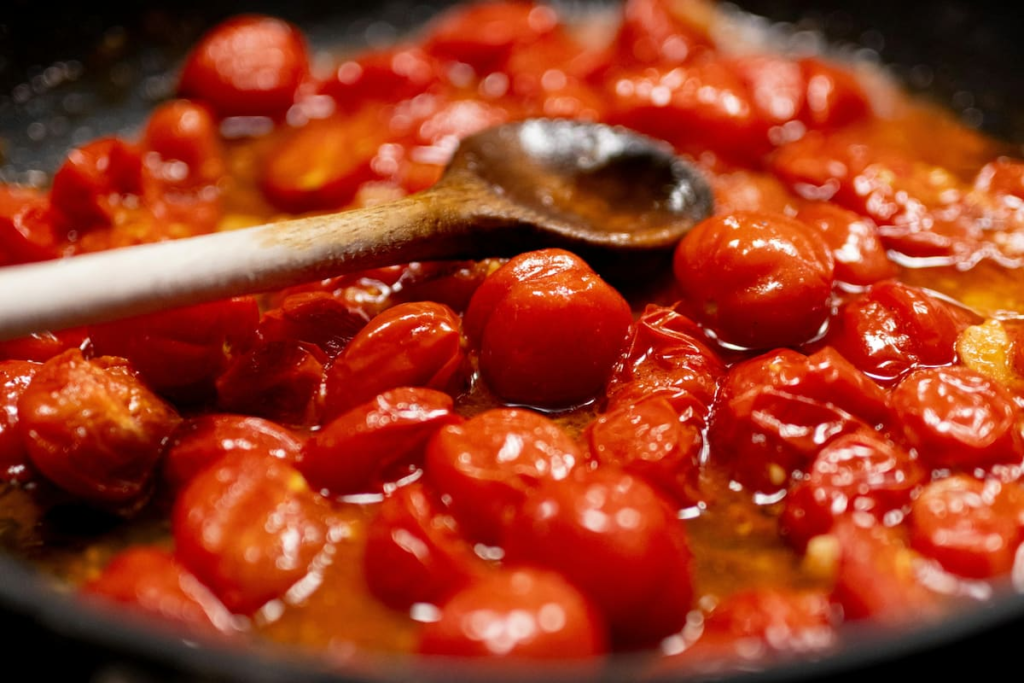Samantha Vallejo-Nágera cocinando con tomates frescos y vino blanco