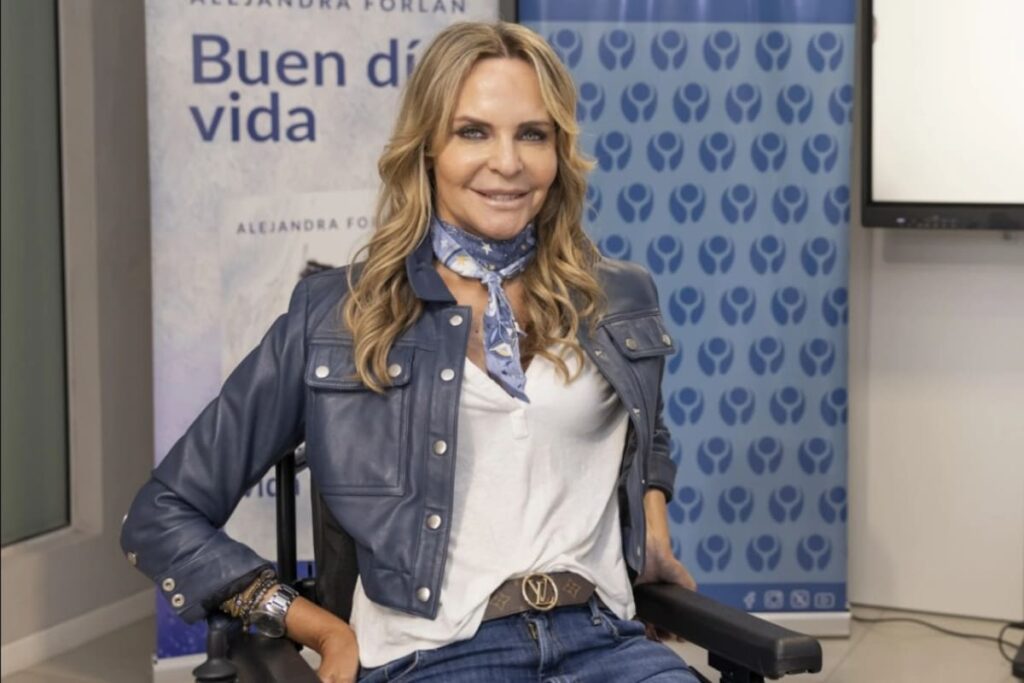 Alejandra Forlán sonriendo en su silla de ruedas