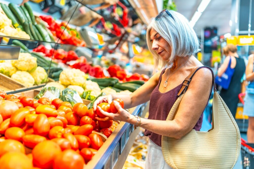 Una tienda de comestibles con variedad de frutas, verduras y productos frescos en sus anaqueles