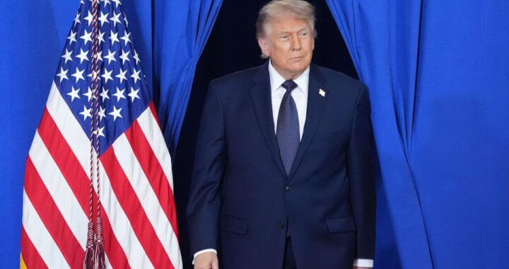 Trump dice que está dividido entre cerrar un acuerdo o atacar a Irán