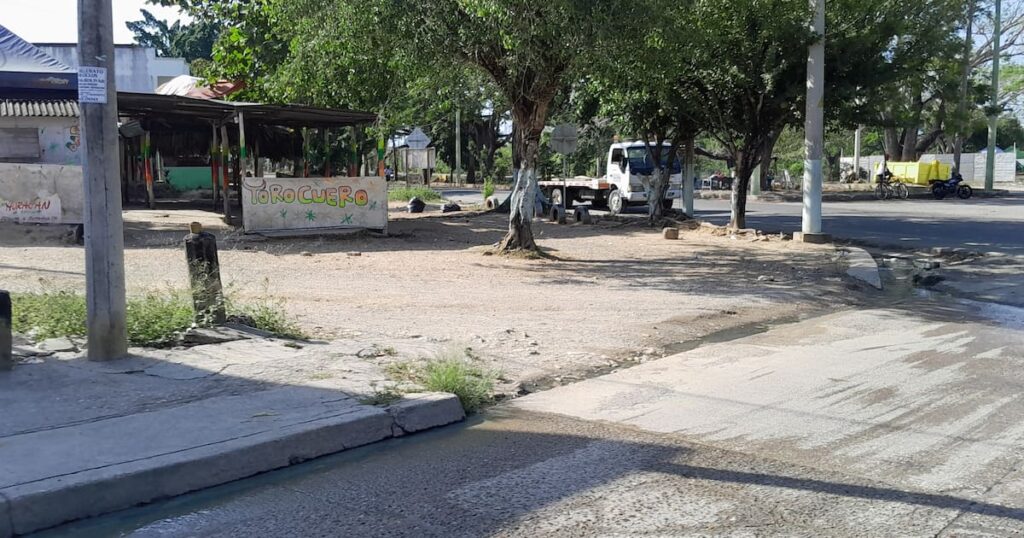 Imagen de un bar con gente disfrutando, de repente aparece un hombre herido en el suelo