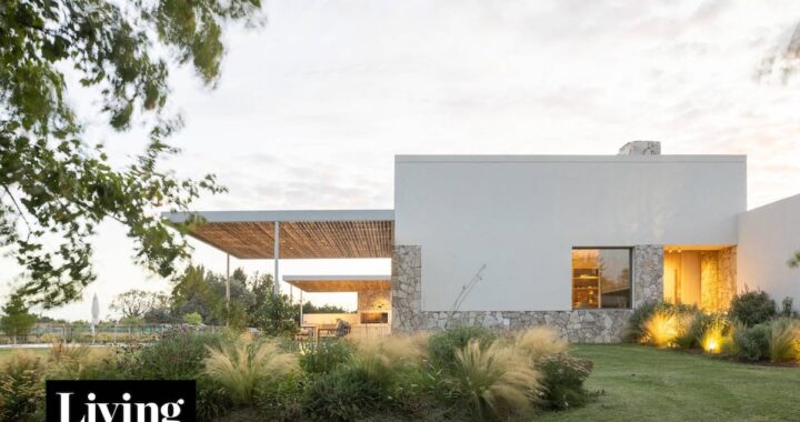Una flamante casa en Luján con tres pérgolas “voladoras” gana calidez con piedra, madera y un paisajismo sensible