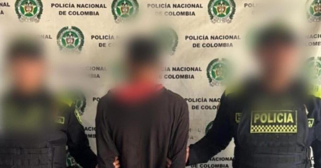 Policía Nacional rodeando a un hombre con un bolso que contiene drogas
